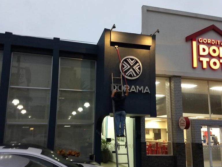 Fachada de un local de Dorama en plaza comercial