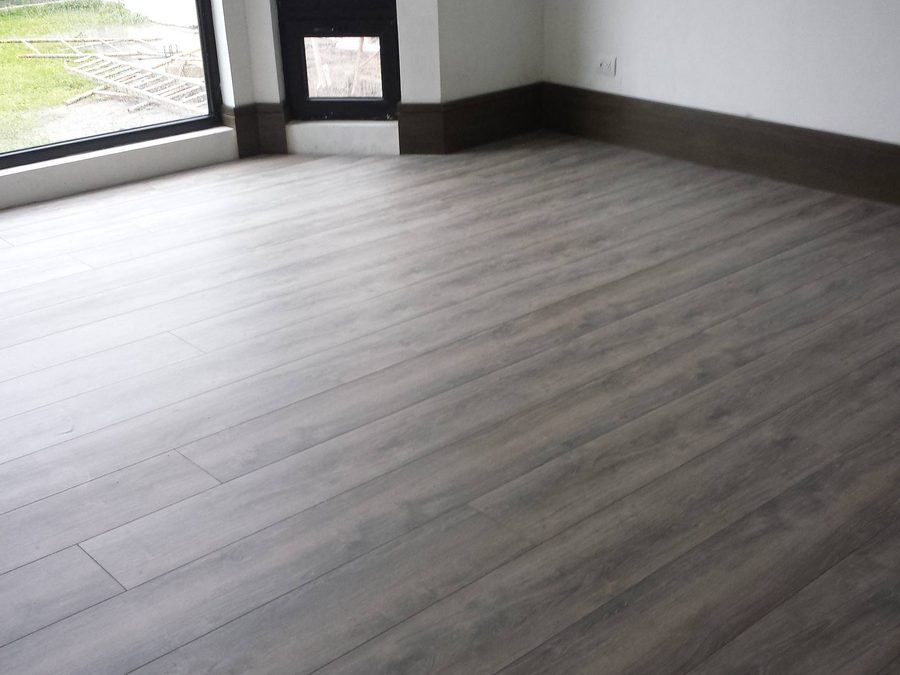 Piso de madera colocado en un salón amplio