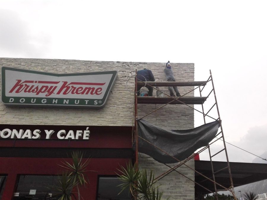 Mantenimiento de fachada en un local de Krispy Kreme