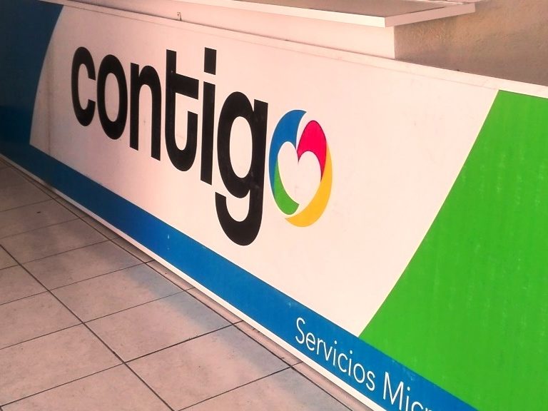 Señalética exterior instalada en un local de Contigo