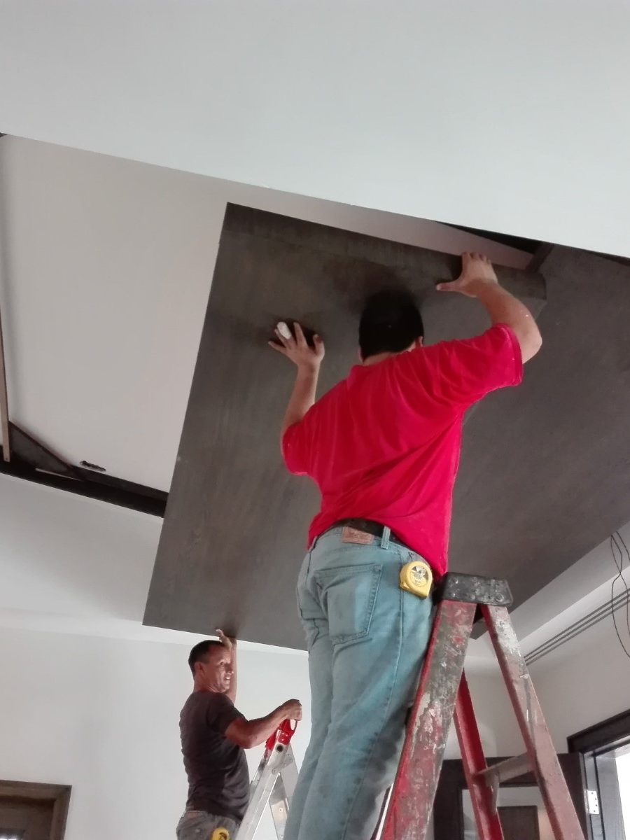Instalación del plafón de madera desde escalera